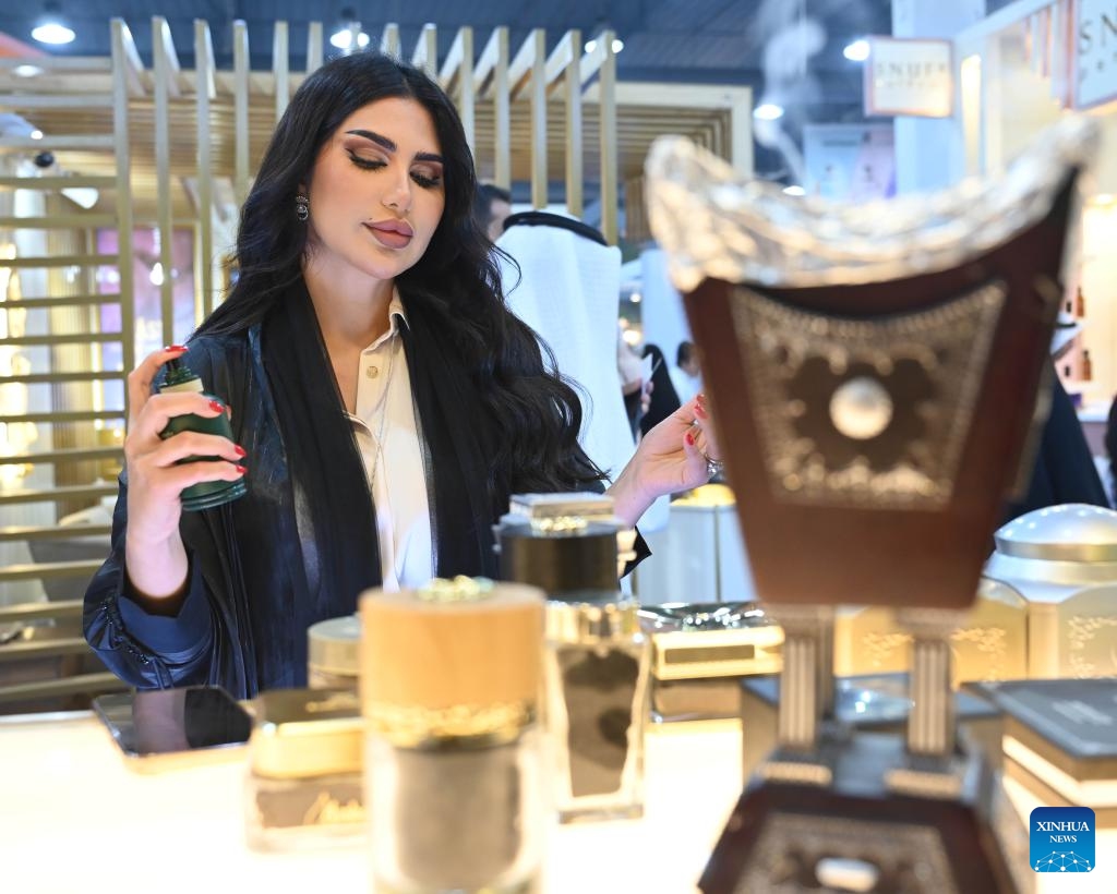 A woman tries a perfume at a perfumes exhibition in Hawalli Governorate, Kuwait, on Oct. 24, 2023. The perfumes exhibition is opened here on Tuesday and will last until Nov. 4.(Photo: Xinhua)