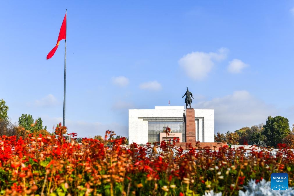 This photo taken on Oct. 24, 2023 shows Kyrgyzstan's national flag and the Manas statue at the Ala-Too Square in Bishkek, capital of Kyrgyzstan. The 22nd Meeting of the Council of Heads of Government of the Shanghai Cooperation Organization (SCO) Member States is held in Bishkek.(Photo: Xinhua)