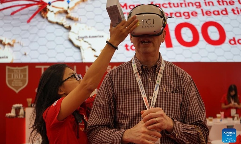 A man tries on VR glasses at SupplySide West 2023 in Las Vegas, Nevada, the United States, on Oct. 25, 2023. SupplySide West 2023, one of the top conventions in the international healthcare ingredients industry, kicked off in Las Vegas on Wednesday.(Photo: Xinhua)