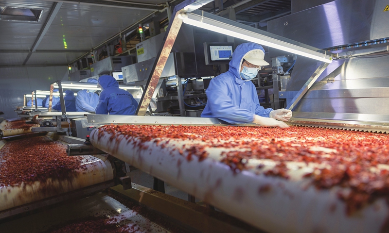 Workers process dehydrated vegetables at a local workshop in Huzhou, East China's Zhejiang Province on October 29, 2023 as they catch up with overseas orders, shipping the products to more than 10 countries including the UK, US and Canada. In the first half of 2023, the city's total trade reached 80.42 billion yuan ($10.99 billion), a year-on-year increase of 8.4 percent. 