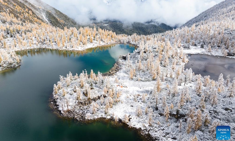 This aerial photo taken on Oct. 27, 2023 shows the autumn scenery along the road to Dangling village of Danba County, southwest China's Sichuan Province. (Photo: Xinhua)