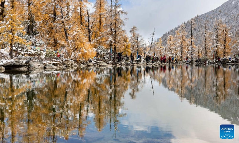 This aerial photo taken on Oct. 27, 2023 shows the autumn scenery along the road to Dangling village of Danba County, southwest China's Sichuan Province. (Photo: Xinhua)