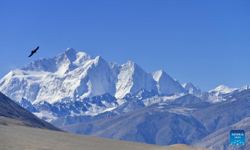 This photo taken on Oct. 27, 2023 shows a view of Mount Qomolangma at noon. (Photo: Xinhua)