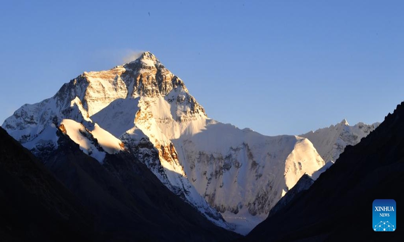 This photo taken on Oct. 27, 2023 shows a view of Mount Qomolangma at dusk. (Photo: Xinhua)