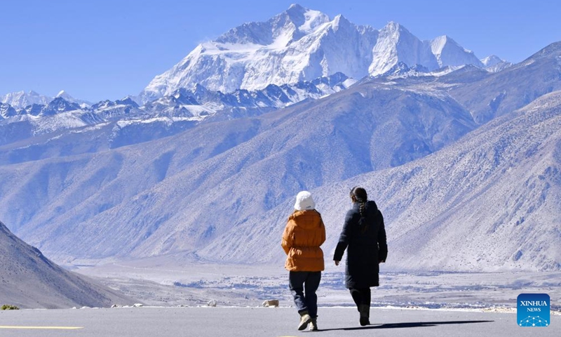 Tourists visit Mount Qomolangma National Park in southwest China's Tibet Autonomous Region, Oct. 27, 2023. (Photo: Xinhua)