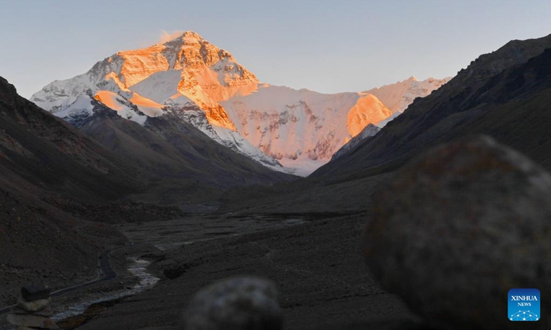 This photo taken on Oct. 27, 2023 shows a view of Mount Qomolangma at dusk. (Photo: Xinhua)