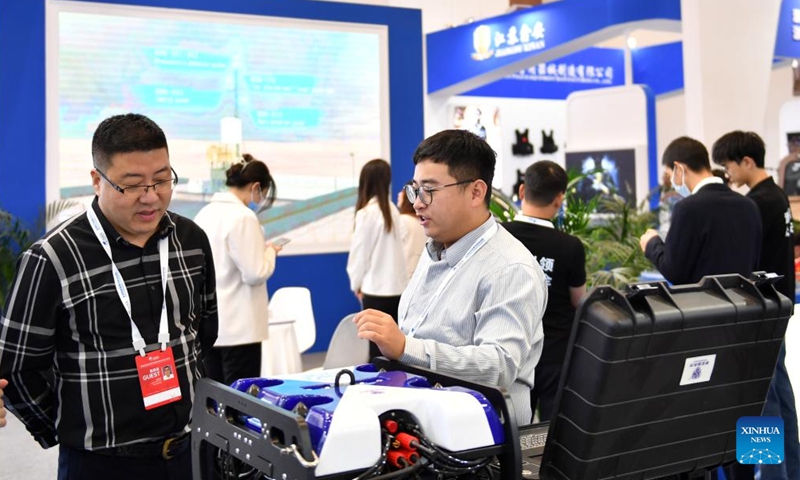 An exhibitor (R) introduces a piece of special equipment to a visitor at the Changsha International Conference Center during the second conference of the Global Economic Development and Security Forum of the Boao Forum for Asia (BFA) in Changsha, central China's Hunan Province, Oct. 29, 2023. The conference opened in Changsha, capital city of central China's Hunan Province, on Sunday. (Photo: Xinhua)