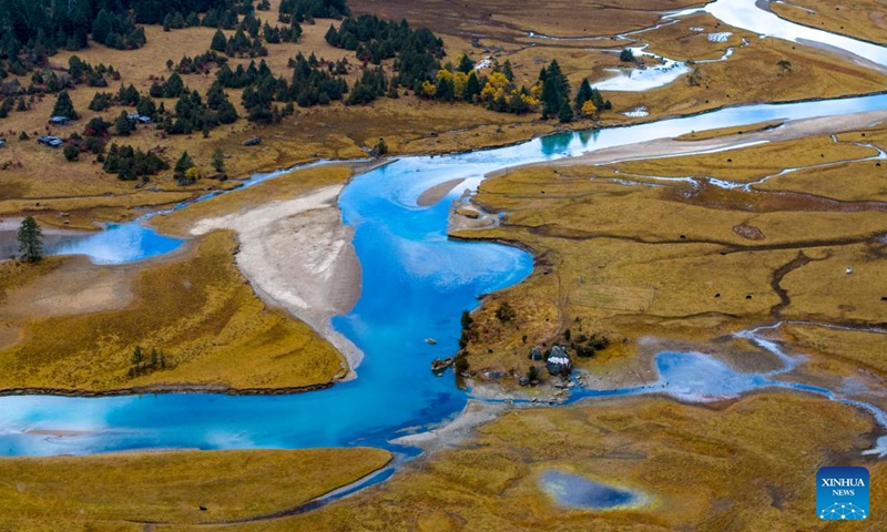 This aerial photo taken on Oct. 28, 2023 shows the autumn scenery in Gongbo'Gyamda County in Nyingchi City, southwest China's Tibet Autonomous Region. (Photo: Xinhua)