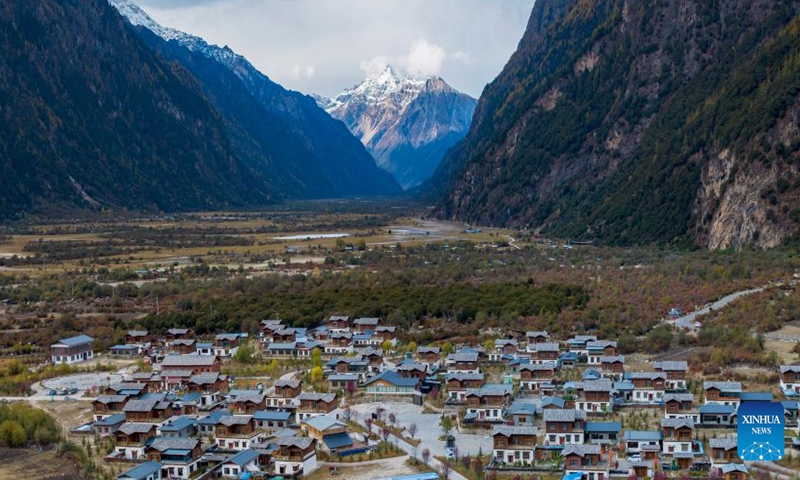 This aerial photo taken on Oct. 27, 2023 shows the autumn scenery of an ancient village in Gongbo'Gyamda County in Nyingchi City, southwest China's Tibet Autonomous Region. (Photo: Xinhua)