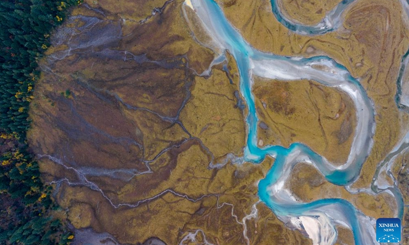 This aerial photo taken on Oct. 28, 2023 shows the autumn scenery in Gongbo'Gyamda County in Nyingchi City, southwest China's Tibet Autonomous Region. (Photo: Xinhua)