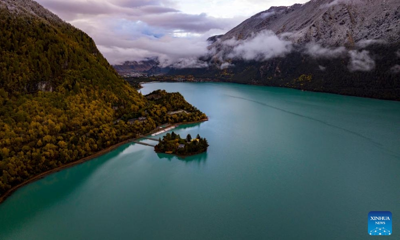 This aerial photo taken on Oct. 28, 2023 shows the autumn scenery of Basum Lake in Gongbo'Gyamda County in Nyingchi City, southwest China's Tibet Autonomous Region. (Photo: Xinhua)