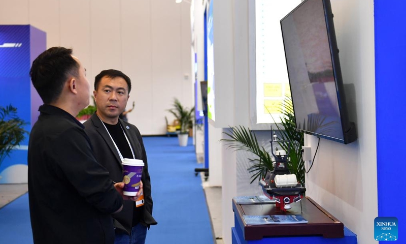 Visitors view an exhibition at the Changsha International Conference Center during the second conference of the Global Economic Development and Security Forum of the Boao Forum for Asia (BFA) in Changsha, central China's Hunan Province, Oct. 29, 2023. The conference opened in Changsha, capital city of central China's Hunan Province, on Sunday. (Photo: Xinhua)