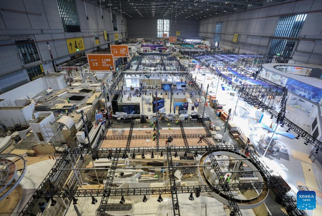 Workers work at the National Exhibition and Convention Center (Shanghai), the main venue for the upcoming sixth China International Import Expo (CIIE), in east China's Shanghai, Oct. 29, 2023. The sixth CIIE is scheduled to take place in Shanghai from Nov. 5 to Nov. 10.(Photo: Xinhua)