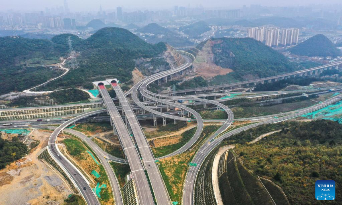 This aerial photo taken on Nov 24, 2023 shows vehicles running on the expressway linking Guiyang and Jinsha of southwest China's Guizhou Province and Gulin of southwest China's Sichuan Province. Photo:Xinhua