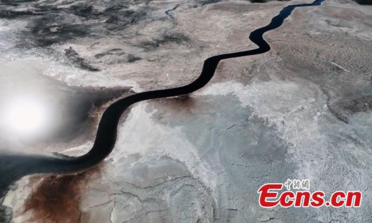 Water of a salt pond looks like a painter’s palette with different colors across the landscape at Lop Nur, Ruoqiang County, Bayingoleng Mongolian Autonomous Prefecture, northwest China's Xinjiang Uyghur Autonomous Region. Photo:China News Service