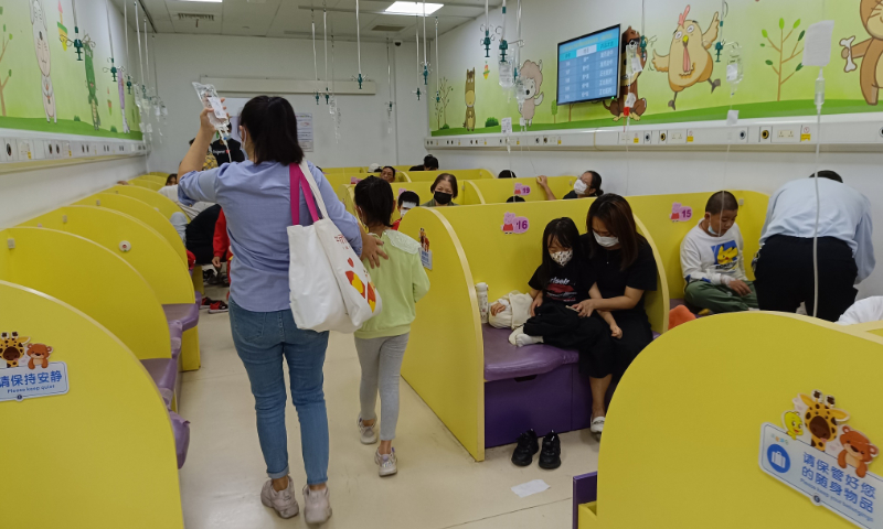Children and parents at the pediatric outpatient emergency department of a hospital in Shanghai on October 18, 2023 Photo: VCG