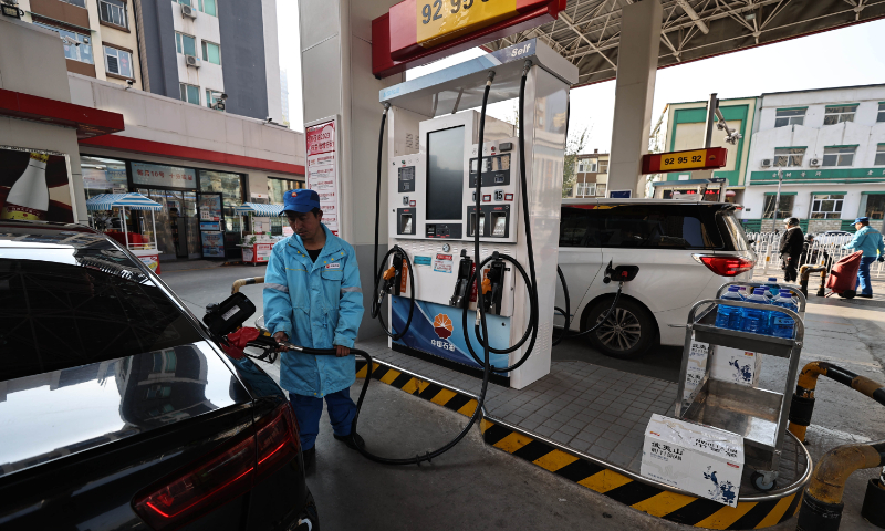 An employee fills up a car at a gas station in Taiyuan, North China's Shanxi Province, on November 21, 2023. China's top economic planner announced that according to recent changes in oil prices in the international market, as of midnight on November 21, domestic gasoline prices will be reduced by 340 yuan ($47.6) per ton and diesel prices by 330 yuan per ton. Photo: VCG