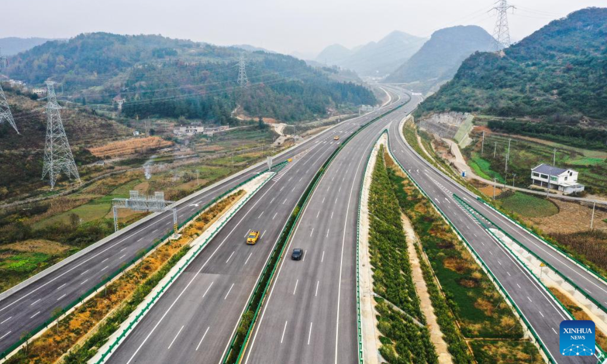 This aerial photo taken on Nov 24, 2023 shows vehicles running on the expressway linking Guiyang and Jinsha of southwest China's Guizhou Province and Gulin of southwest China's Sichuan Province. Photo:Xinhua