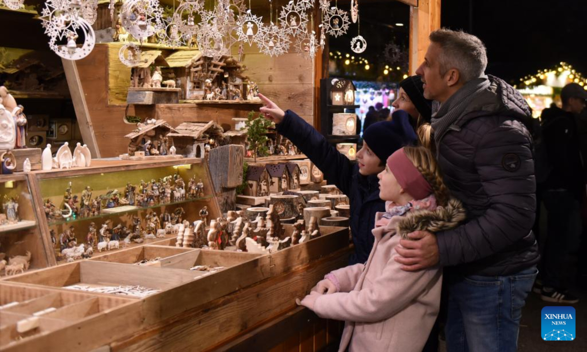 People select Christmas ornaments at a Christmas market in Vienna's Rathausplatz, Austria, Nov 16, 2023. Photo:Xinhua