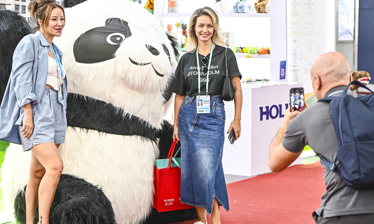 Foreign attendees pose for a picture beside a panda during the third phase of the 134th Canton Fair in Guangzhou, South China's Guangdong Province on October 31, 2023. This phase of the China Import and Export Fair, also known as the Canton Fair, opened on Tuesday and will close on November 4. Photo: cnsphoto