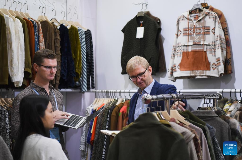 Foreign buyers negotiate business at a clothing booth during the third phase of the 134th Canton Fair in Guangzhou, south China's Guangdong Province, Oct. 31, 2023. The third phase of the 134th session of the China Import and Export Fair, also known as the Canton Fair, opened here on Tuesday and will last till Nov. 4. The event covers a total exhibition area of 515,000 square meters.(Photo: Xinhua)