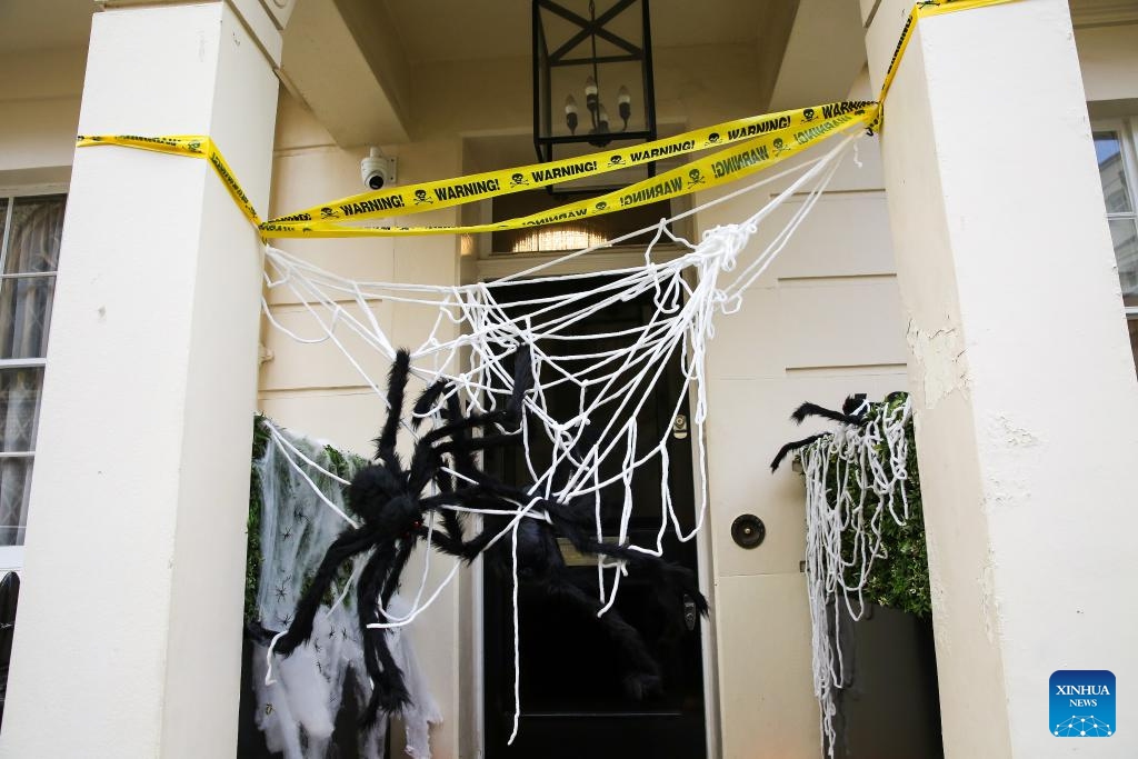 This photo taken on Oct. 30, 2023 shows Halloween decorations in London, Britain.(Photo: Xinhua)