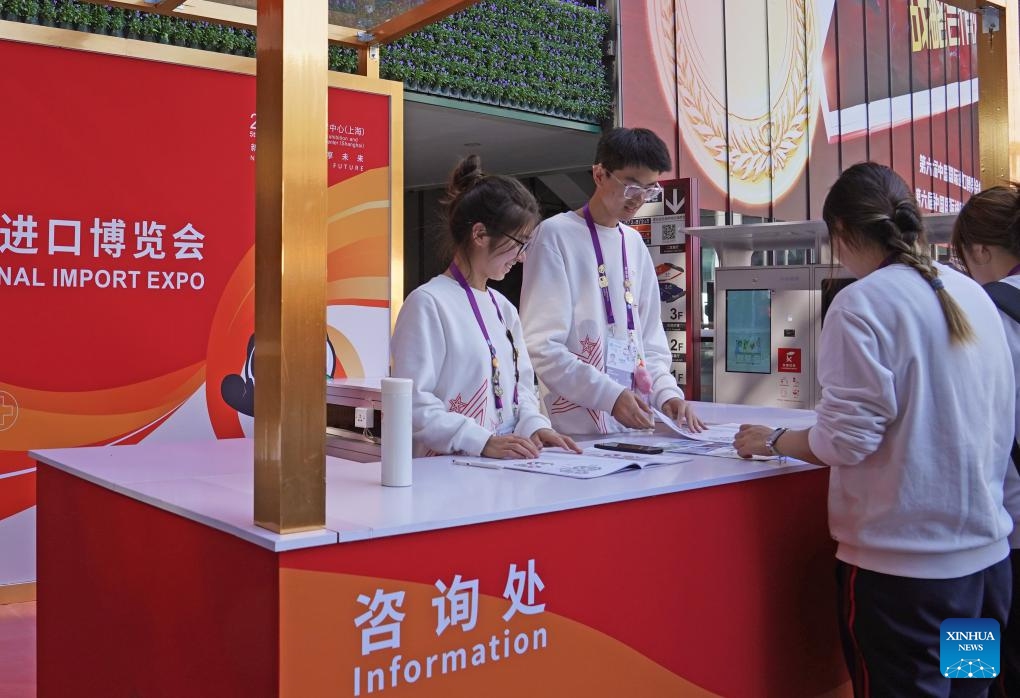 Volunteers simulate an inquiry scenario while attending an on-site training session for the sixth China International Import Expo (CIIE) at the National Exhibition and Convention Center (Shanghai) in Shanghai, east China, Nov. 1, 2023. Over 5,700 volunteers for the sixth China International Import Expo (CIIE) have kicked off their on-site training at the National Exhibition and Convention Center (Shanghai) to be better prepared for the upcoming event.(Photo: Xinhua)