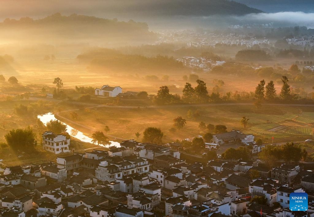 This aerial photo taken on Nov. 1, 2023 shows the autumn view of a village in Hongcun Town, Yixian County, Huangshan City, central China's Anhui Province.(Photo: Xinhua)