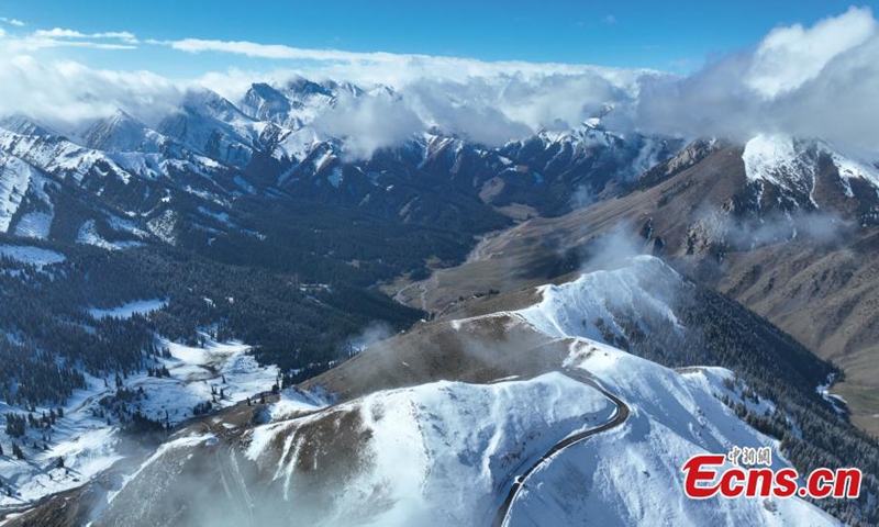 Wusun Mountain with snowy peaks in a sea of clouds in Yili Kazak Autonomous Prefecture of northwest China's Xinjiang Uyghur Autonomous Region in October. (Photo: China News Service)