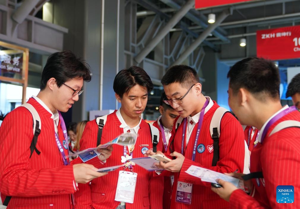 Volunteers get familiar with the venue layout while attending an on-site training session for the sixth China International Import Expo (CIIE) at the National Exhibition and Convention Center (Shanghai) in Shanghai, east China, Nov. 1, 2023. Over 5,700 volunteers for the sixth China International Import Expo (CIIE) have kicked off their on-site training at the National Exhibition and Convention Center (Shanghai) to be better prepared for the upcoming event.(Photo: Xinhua)