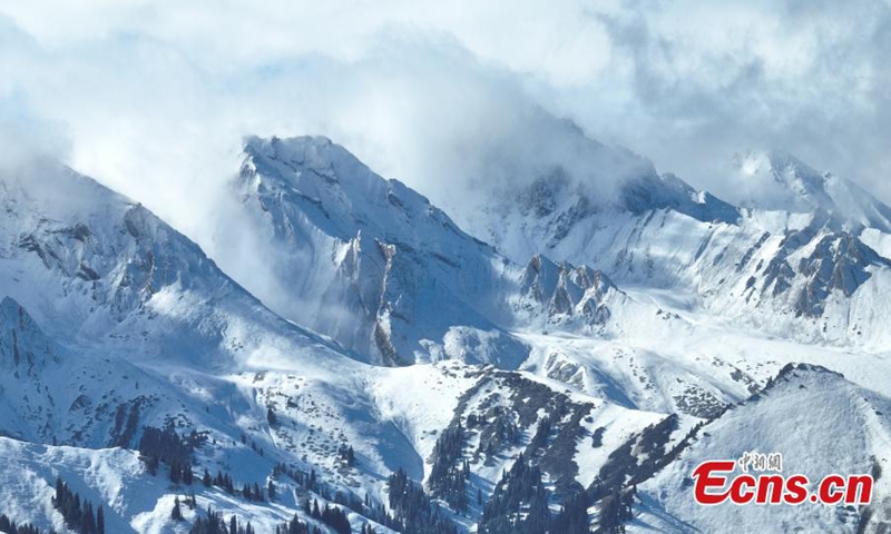 Wusun Mountain with snowy peaks in a sea of clouds in Yili Kazak Autonomous Prefecture of northwest China's Xinjiang Uyghur Autonomous Region in October. (Photo: China News Service)