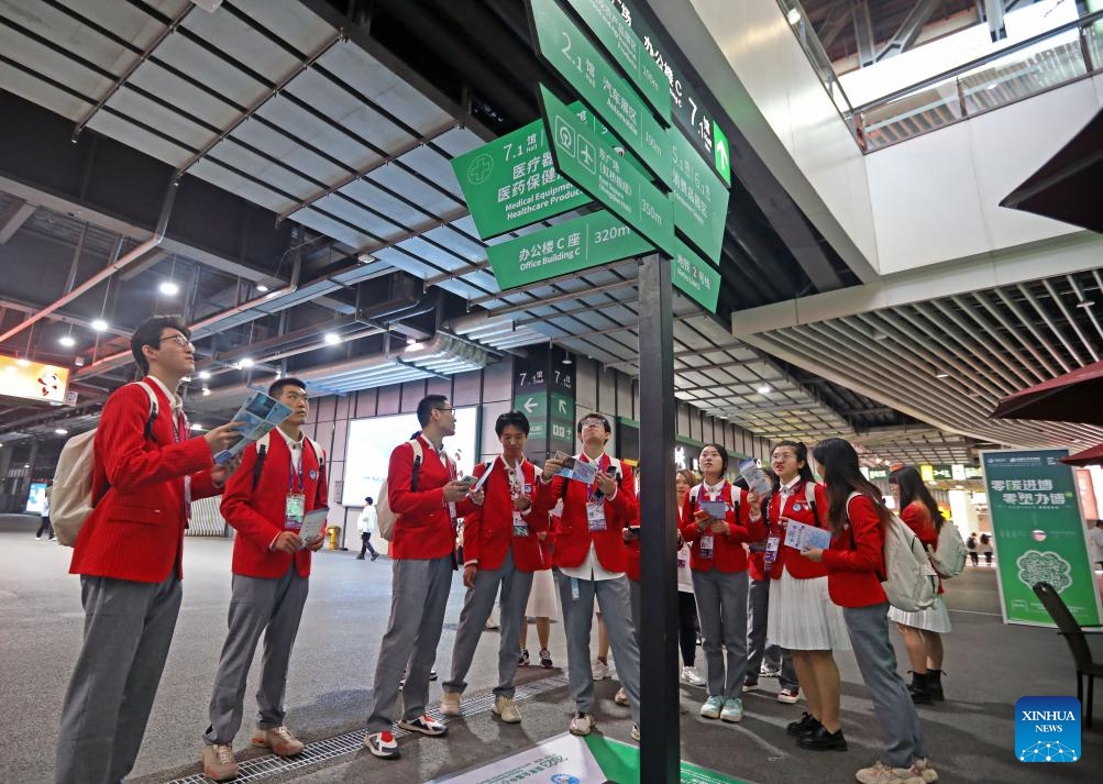 Volunteers get familiar with the direction signs while attending an on-site training session for the sixth China International Import Expo (CIIE) at the National Exhibition and Convention Center (Shanghai) in Shanghai, east China, Nov. 1, 2023. Over 5,700 volunteers for the sixth China International Import Expo (CIIE) have kicked off their on-site training at the National Exhibition and Convention Center (Shanghai) to be better prepared for the upcoming event.(Photo: Xinhua)