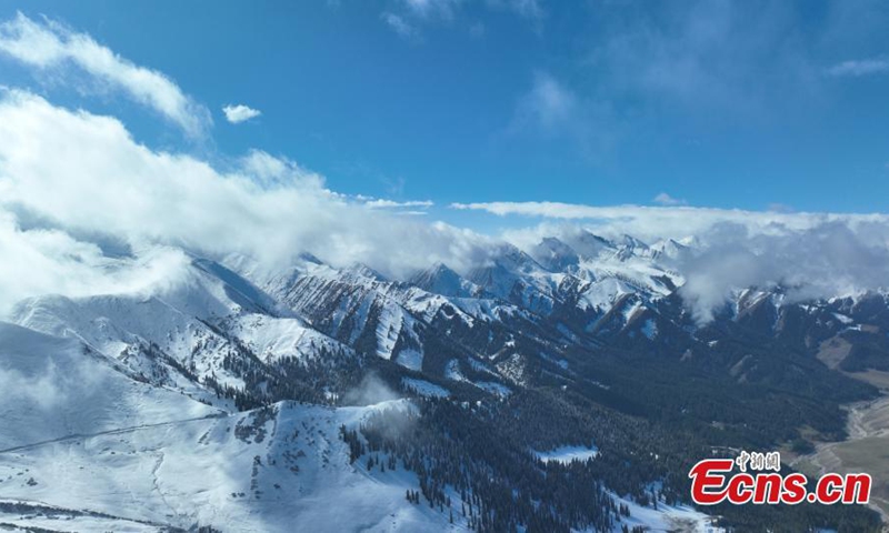 Wusun Mountain with snowy peaks in a sea of clouds in Yili Kazak Autonomous Prefecture of northwest China's Xinjiang Uyghur Autonomous Region in October. (Photo: China News Service)