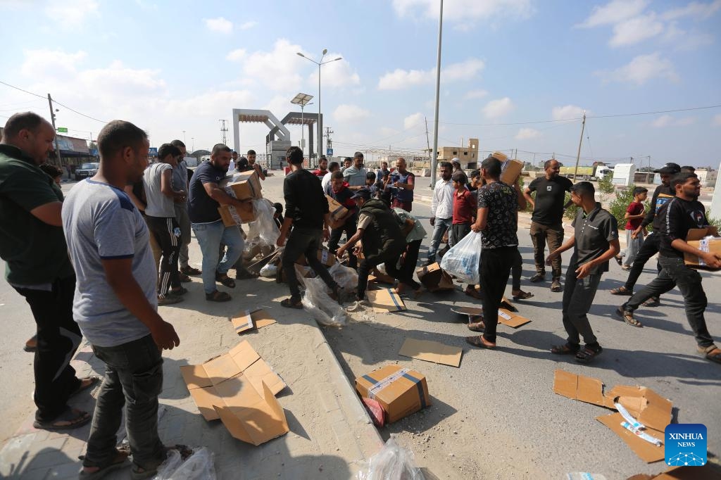 People unload humanitarian aid from a truck at the Rafah crossing in the southern Gaza Strip, on Nov. 2, 2023. A convoy of 73 trucks carrying humanitarian aid supplies is entering the besieged Gaza Strip, and hundreds of more evacuees are expected to arrive in Egypt via the Rafah border crossing on Thursday, an Egyptian source told Xinhua on the condition of anonymity.(Photo: Xinhua)