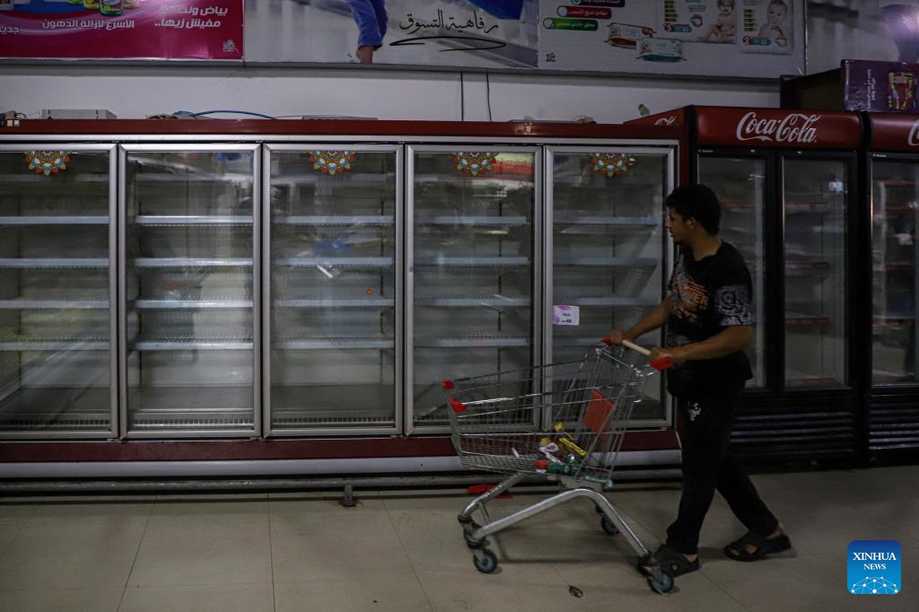 A man shops at a supermarket in the southern Gaza Strip city of Khan Younis, on Nov. 2, 2023. The Palestinian Islamic Resistance Movement (Hamas) launched a surprise attack on Israel on Oct. 7, firing thousands of rockets and infiltrating Israeli territory, to which Israel responded with massive airstrikes and punitive measures, including a siege on the enclave with supplies of water, electricity, fuel, and other necessities being cut off.(Photo: Xinhua)