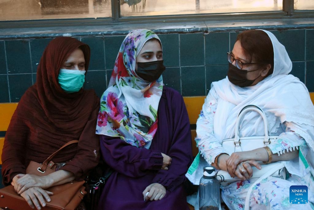 Women wear face masks during smog in Lahore, Pakistan on Nov. 2, 2023. The government in Pakistan's Punjab province has imposed a smog emergency in the province, local media reported.(Photo: Xinhua)