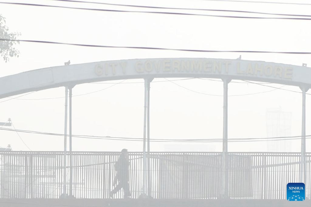 A pedestrian crosses a bridge during smog in Lahore, Pakistan on Nov. 2, 2023. The government in Pakistan's Punjab province has imposed a smog emergency in the province, local media reported.(Photo: Xinhua)