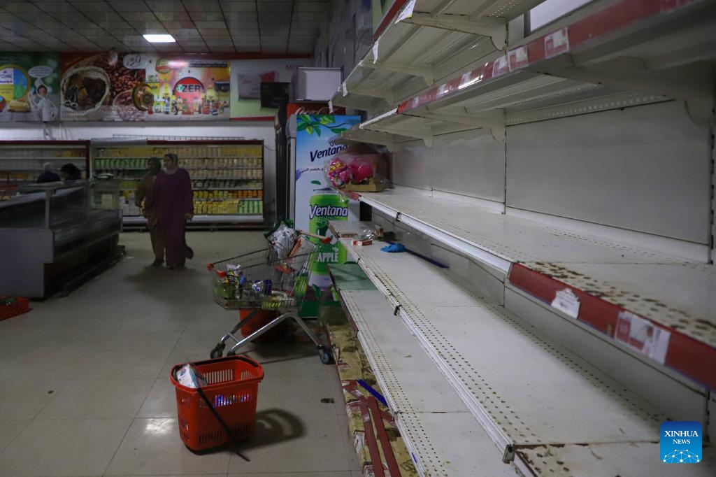 People shop at a supermarket in the southern Gaza Strip city of Khan Younis, on Nov. 2, 2023. The Palestinian Islamic Resistance Movement (Hamas) launched a surprise attack on Israel on Oct. 7, firing thousands of rockets and infiltrating Israeli territory, to which Israel responded with massive airstrikes and punitive measures, including a siege on the enclave with supplies of water, electricity, fuel, and other necessities being cut off. (Photo: Xinhua)