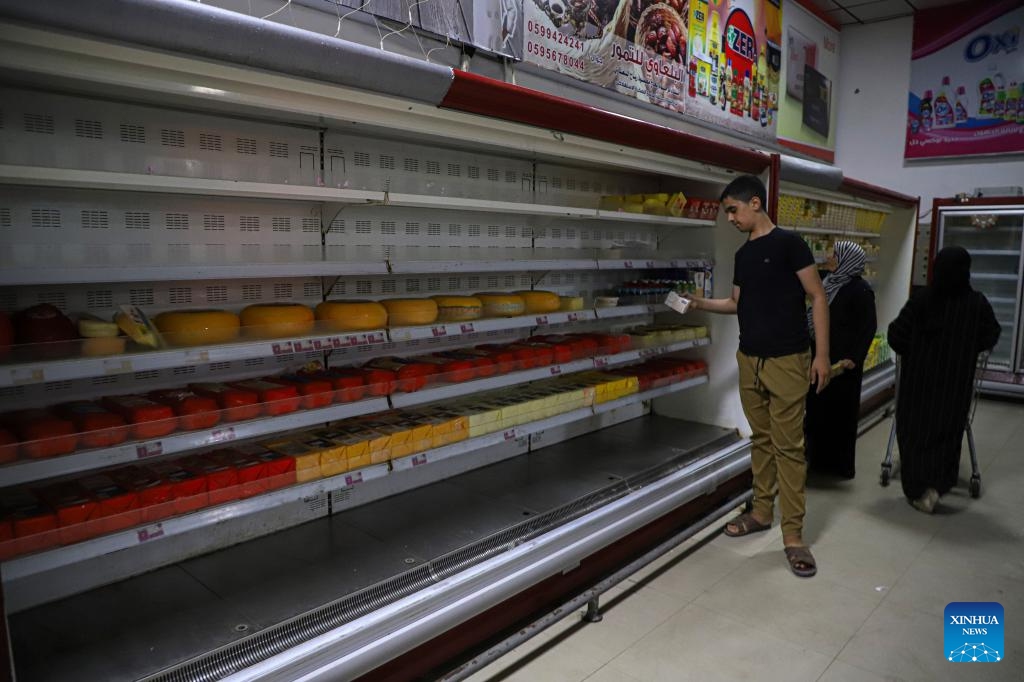 People shop at a supermarket in the southern Gaza Strip city of Khan Younis, on Nov. 2, 2023. The Palestinian Islamic Resistance Movement (Hamas) launched a surprise attack on Israel on Oct. 7, firing thousands of rockets and infiltrating Israeli territory, to which Israel responded with massive airstrikes and punitive measures, including a siege on the enclave with supplies of water, electricity, fuel, and other necessities being cut off. (Photo: Xinhua)