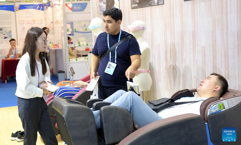 Visitors select goods during the 134th Canton Fair in Guangzhou, south China's Guangdong Province, Nov. 4, 2023. The 134th session of the China Import and Export Fair, also known as the Canton Fair, closed here on Saturday. (Photo: Xinhua)