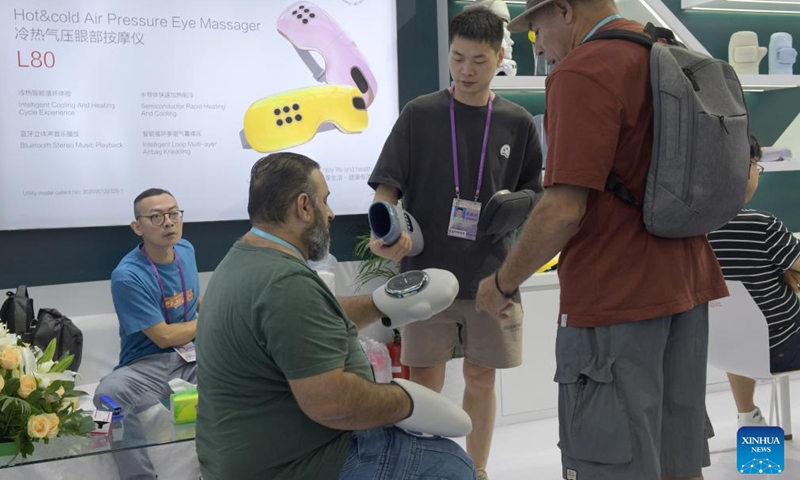 Visitors select goods during the 134th Canton Fair in Guangzhou, south China's Guangdong Province, Nov. 4, 2023. The 134th session of the China Import and Export Fair, also known as the Canton Fair, closed here on Saturday. (Photo: Xinhua)