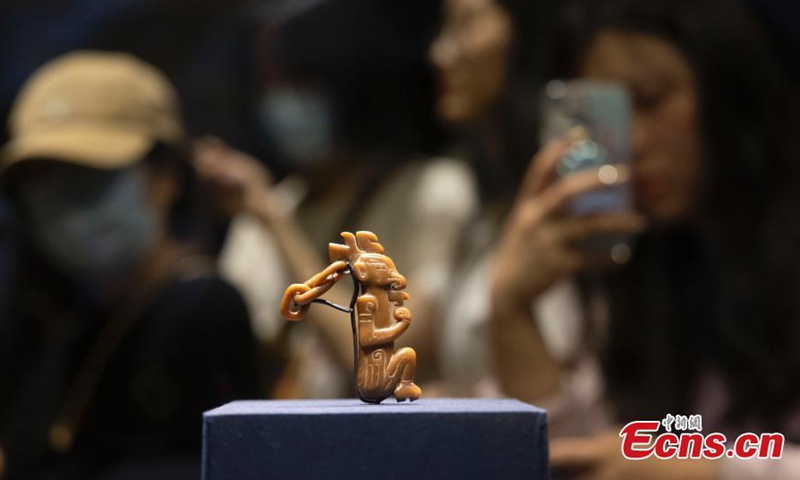 Journalists take photos of a jade artifact displayed at Nanjing Museum in east China's Jiangsu Province, Nov. 2, 2023. (Photo: China News Service)