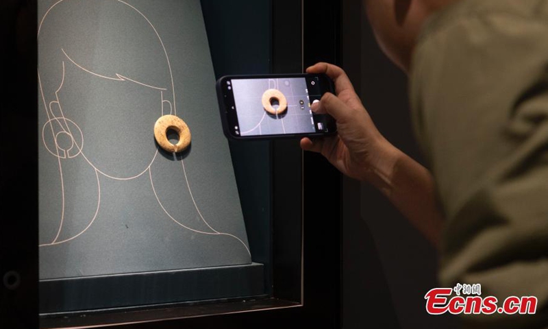 A journalist takes photos of a jade artifact displayed at Nanjing Museum in east China's Jiangsu Province, Nov. 2, 2023. (Photo: China News Service)