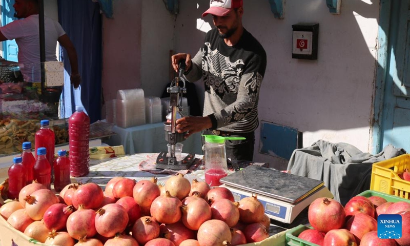 A vendor makes pomegranate juice at a pomegranate festival in Testour, Tunisia, Nov. 4, 2023. (Photo: Xinhua)