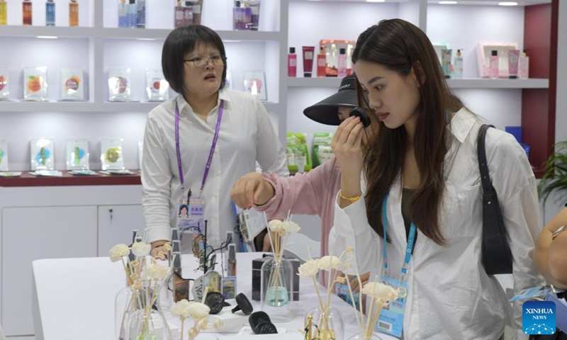 Visitors select goods during the 134th Canton Fair in Guangzhou, south China's Guangdong Province, Nov. 4, 2023. The 134th session of the China Import and Export Fair, also known as the Canton Fair, closed here on Saturday. (Photo: Xinhua)