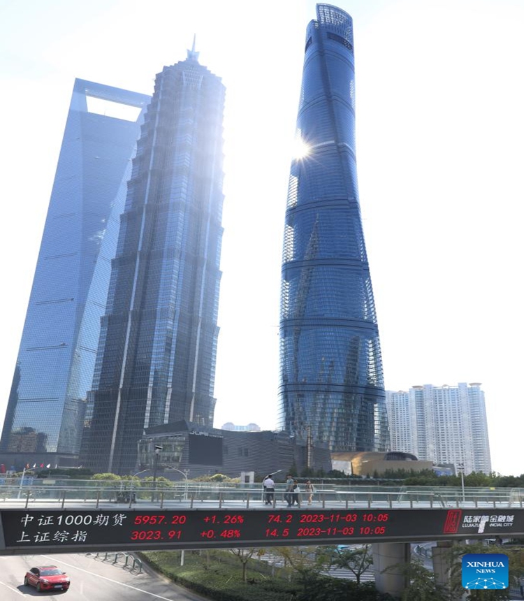 People walk on an overpass in Lujiazui, a finance zone in Shanghai, east China, Nov. 3, 2023. The 6th China International Import Expo (CIIE) is scheduled to be held in Shanghai from Nov. 5 to 10. The expo showcases China's new development paradigm, a platform for high-standard opening up, and a public good for the whole world. (Photo: Xinhua)