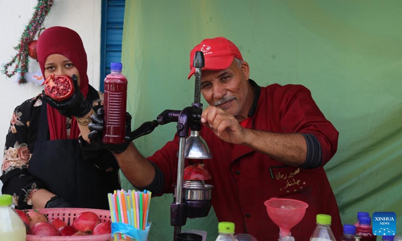 A vendor displays freshly squeezed pomegranate juice at a pomegranate festival in Testour, Tunisia, Nov. 4, 2023. (Photo: Xinhua)