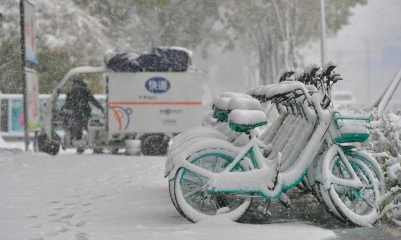 Snow covers bikes during the first large-scale snowfall of the season in Shenyang, Northeast China's Liaoning Province, on November 6, 2023. Photo: Xinhua