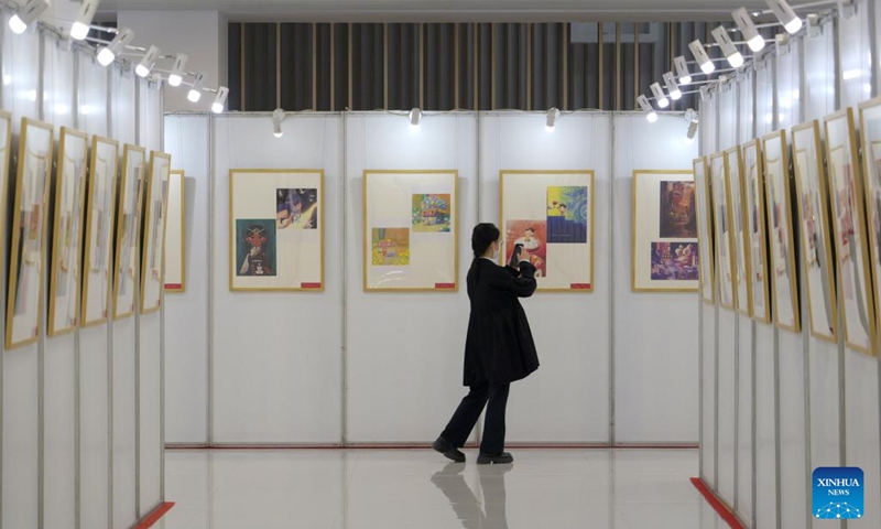 A comic enthusiast visits an exhibition during the 19th World Comic Conference in Anyang, central China's Henan Province, Nov. 4, 2023. The five-day 19th World Comic Conference kicked off here on Saturday with 2,931 comic works from 29 countries and regions on display. (Photo: Xinhua)