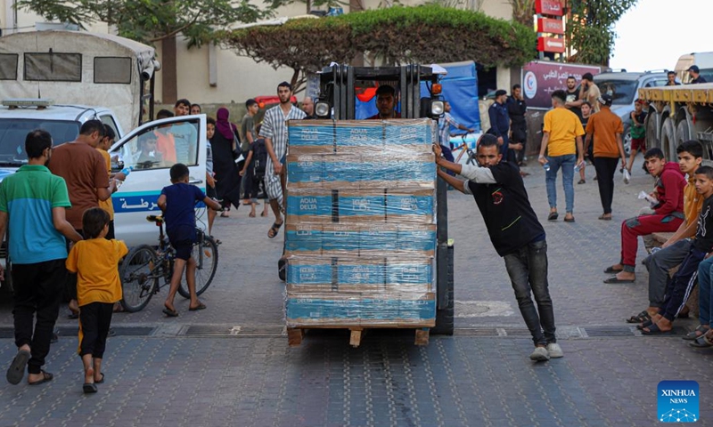 Workers deliver relief supplies in the southern Gaza Strip city of Khan Younis Nov. 4, 2023. (Photo: Xinhua)